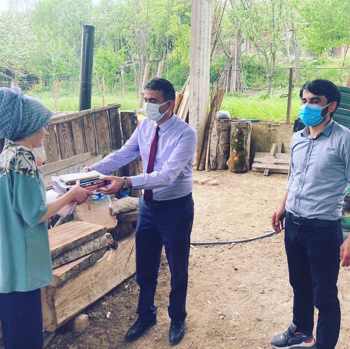 MaelSarayduzu's tweet photo. ‘Okulum Evimde’ projesi ile hazırlamış olduğumuz kitapçıkları öğrencilerimize dağıtmaya başladık. Emeği geçen herkese yürekten teşekkür ediyoruz. @tcmeb @ziyaselcuk @TCSinopValiligi @sinopilmem @CSarayduzu @SarayduzuM @TurkaylarI @MaelSarayduzu #okulumevimde https://t.co/llpNE72IdT