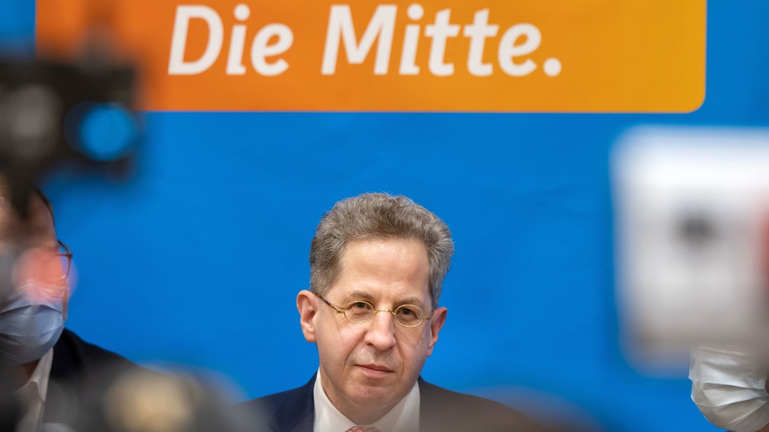 Ja, wenn das "die Mitte" ist, dann bin ich tatsächlich linksextrem.