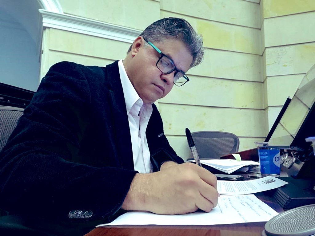 SusanaJimePa's tweet photo. El EPA colombia, @wilsonariasc ¿alguna sanción por dañar bienes ajenos? ¡Qué vergüenza! https://t.co/uGp0RGE5EU