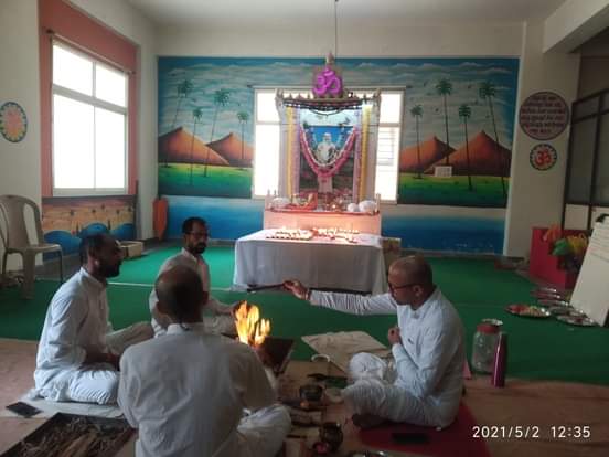 @Asharamjiashrm Sant Shri Asharamji Bapu ने सदा गरीबो व जरूरतमन्दों की सेवा की व करने की शिक्षा दी उनके साधकों को, Bapuji के 2मईअवतरण दिवस पर Bengluru आश्रम द्वारा आश्रम में Bapuji के उत्तम स्वास्थ्य हेतु हवन किया गया व जरूरतमन्दों में खाद्यान्न वितरित #नरसेवा_नारायणसेवा