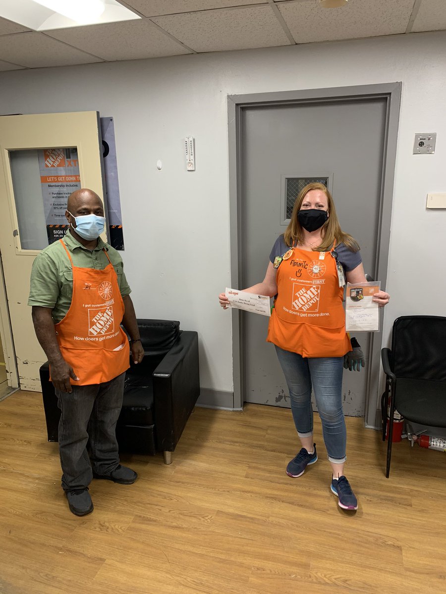 Ali and I recognizing Ammie, one of 2505’s amazing flooring specialists, for an awesome bamboo flooring install. Great job Ammie! <a href="/robert_miller25/">@2505 Dundalk</a> <a href="/ali___2505/">Ali</a> <a href="/b_mungul/">Brian Mungul</a>