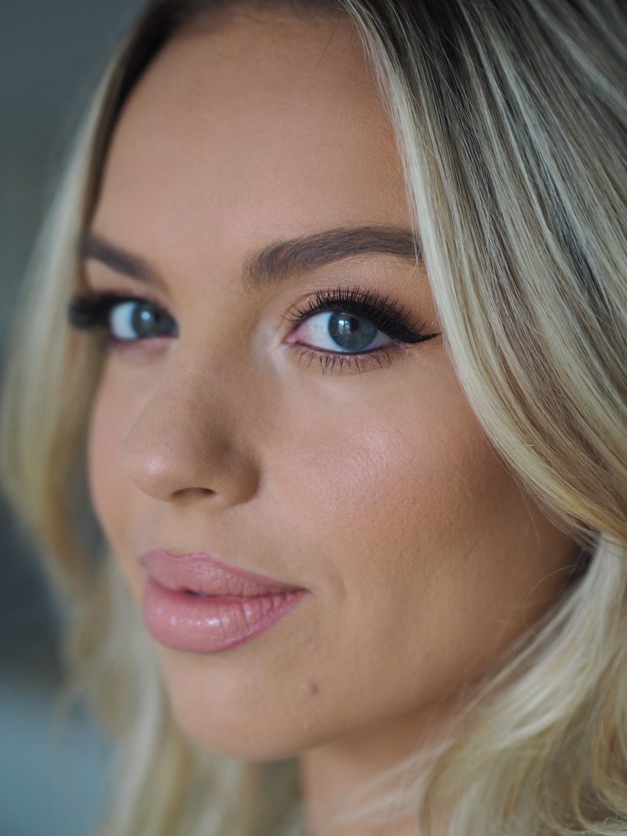 NEW BLOG POST: 8 makeup items I’m currently obsessed with ❤️ theellenextdoor.com/2021/05/8-make…