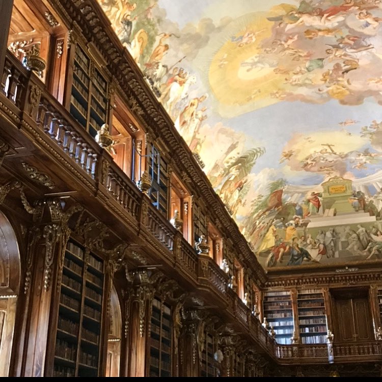 CharlyLavado's tweet photo. L’une des merveilles de #pragues : La salle du philosophie du monastère #Strahov qui abrite plus de 42000 ouvrages, dont un ensemble légué par l’Impératrice Marie-Louise, seconde épouse de Napoléon 1er. Cette bibliothèque monumentale date de la fin du XVIII ème siècle. https://t.co/hWuhkJkTI9