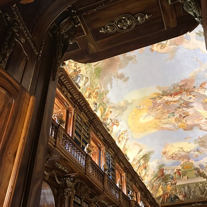 CharlyLavado's tweet photo. L’une des merveilles de #pragues : La salle du philosophie du monastère #Strahov qui abrite plus de 42000 ouvrages, dont un ensemble légué par l’Impératrice Marie-Louise, seconde épouse de Napoléon 1er. Cette bibliothèque monumentale date de la fin du XVIII ème siècle. https://t.co/hWuhkJkTI9