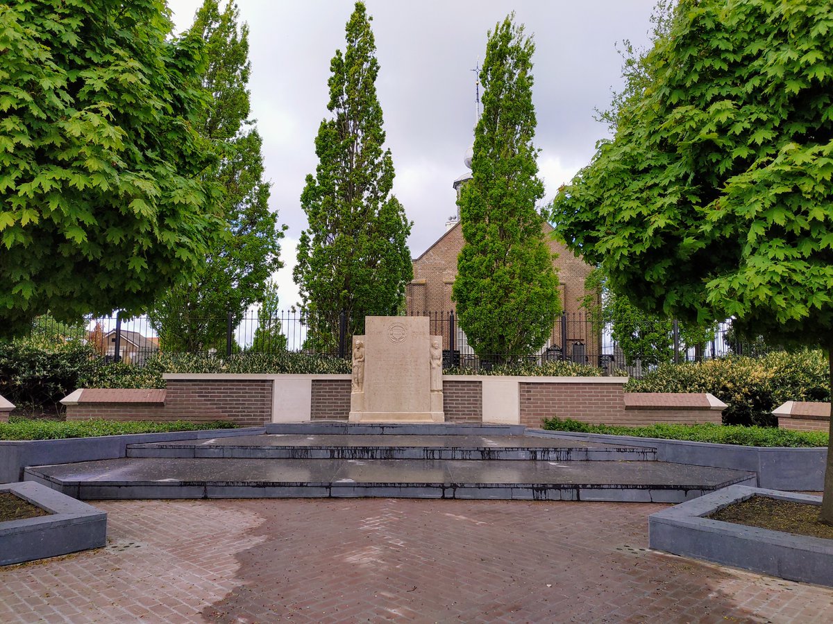 De herdenking op 4 mei gaat door in aangepaste vorm, zonder publiek. Live meekijken kan op 4 mei vanaf 19.00 uur via youtube.com/watch?v=PnkAGT…
Het volledige programma is te vinden op urk.nl/na-75-jaar-vri…
#dodenherdenking