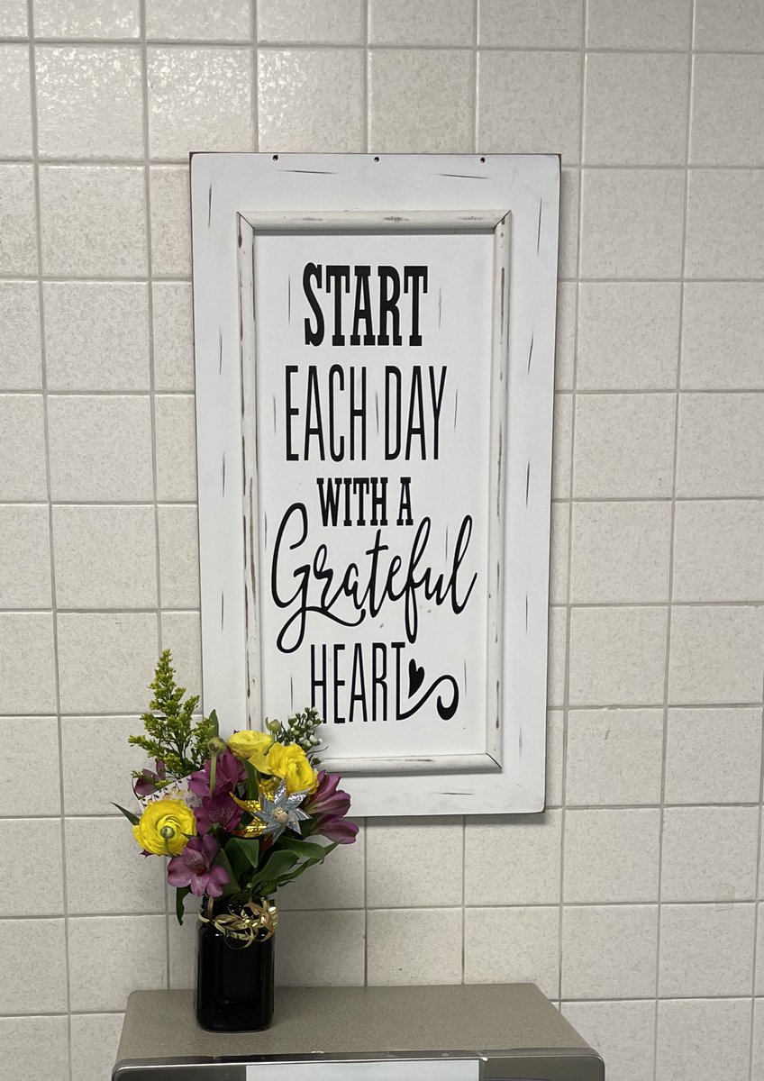 misspaller's tweet photo. 15 flower arrangements were hidden around GGM this am for the start of #TeacherAppreciationWeek! Special shout out to my mom, a retired teacher, who made all of them this past weekend! #ThankATeacher @GGM_SOARS @collierschools @Champs4Learning https://t.co/D10u03Uk9U