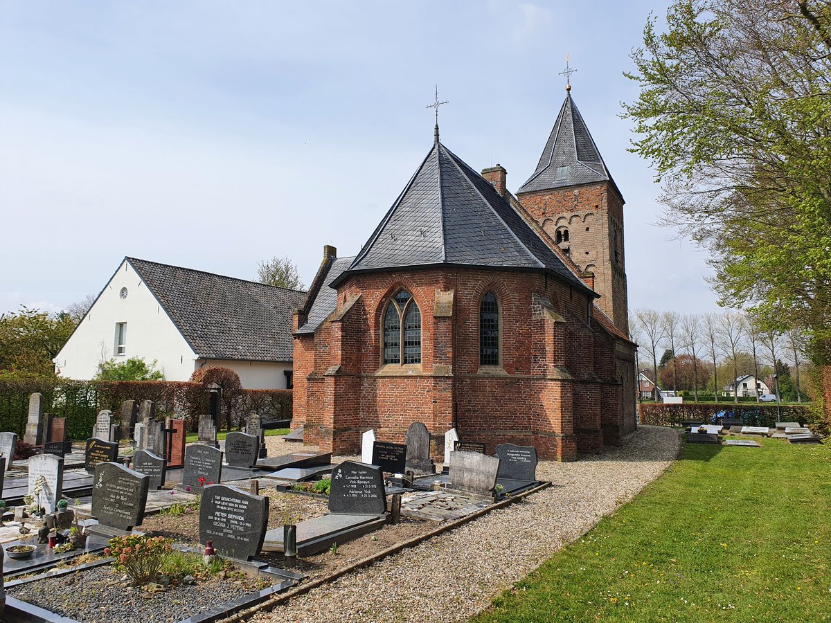 stadshistorie's tweet photo. De kerk van Ressen, met 12de(?)-eeuws tufstenen schip en toren. Verderop zijn de gereconstrueerde contouren van kasteel Ressen te vinden, nu onderdeel van @parklingezegen. Elk dorp in deze omgeving lijkt te zijn ontstaan nabij een of meerdere kastelen. https://t.co/aZrud8nkqY