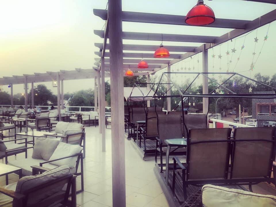 RestoBoulevard's tweet photo. Pour vos matchs de foot le restaurant Boulevard met à votre disposition des écrans géants. l’entrée est gratuite 🥰😍

Nos plats sont délicatement bon et le cadre chaleureux et convivial !
.
.
📍Plateau Mali béro Av des Djermakoye

#boulevarniamey #restaurant #BESTFASTFOOD #Niger https://t.co/5GUIYH9JrE