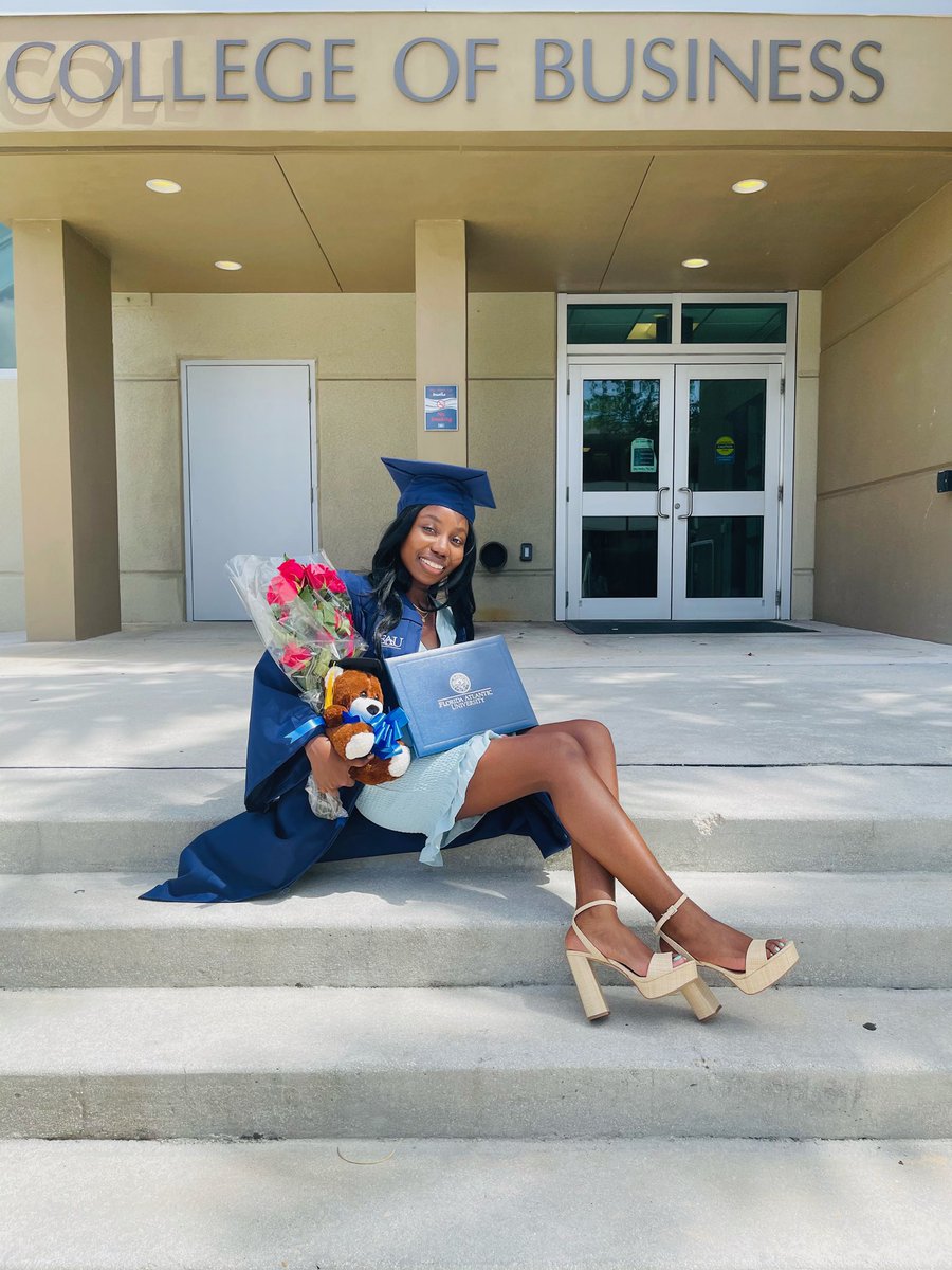 DearBLVCK's tweet photo. Because all my sisters are smart af ! Girl boss ! I love you @alkalinew4ter 🤞🏾 Congratulations https://t.co/kKdhIVsg9c