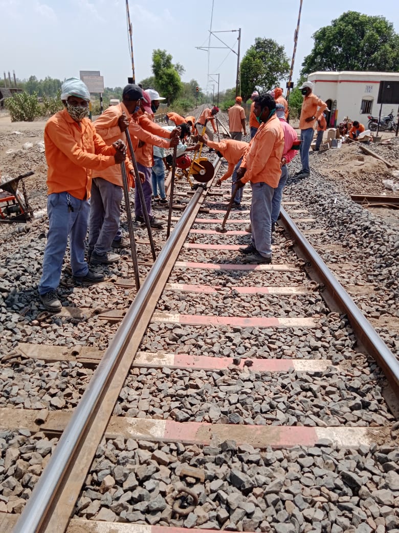 airtuwr's tweet photo. @Gmwrly
@WesternRly @RatlamDRM
@PMOIndia @MoHFW_INDIA
@PiyushGoyalOffc @AIRTU6597 @AIRTUINDIA
MATTER OR SSE PWAY SOUTH DAHOD RATLAM DIVISION
 Please ensure to avoid these kind of working atleast 5 days until and unless it is highly urgent. https://t.co/u0j36yatID
