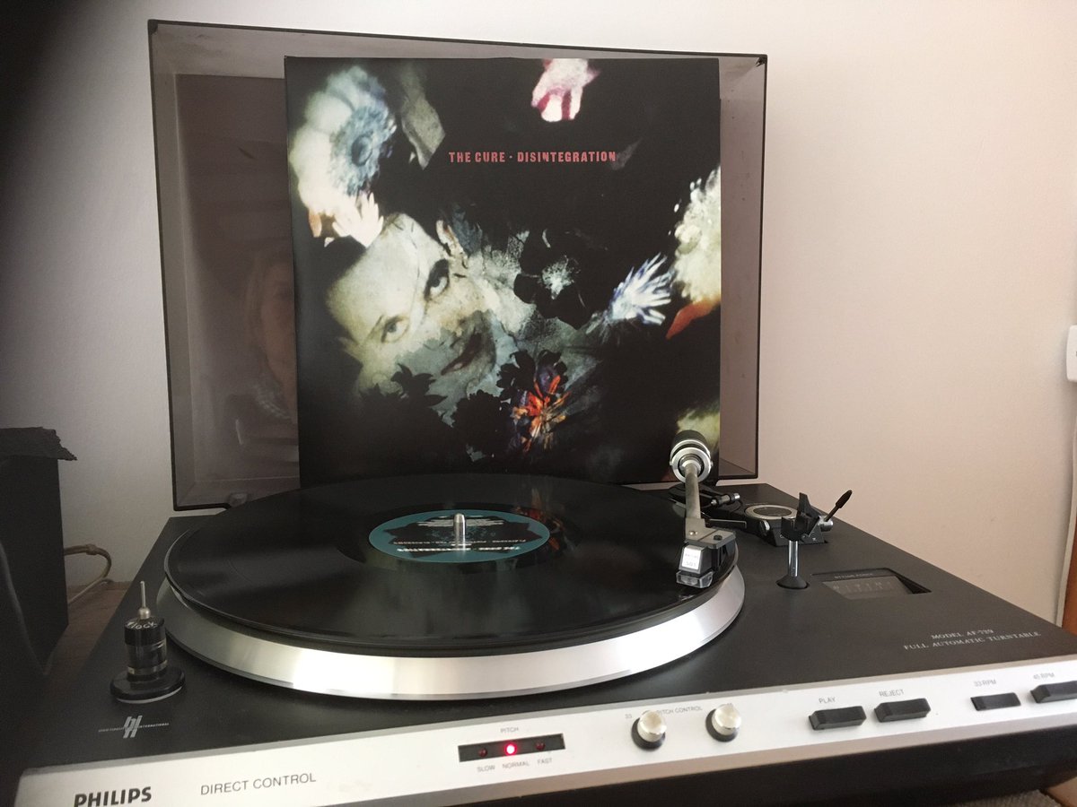 san_draak's tweet photo. 2 mei 1989 kwam deze plaat uit. De broer van mijn vriendin kreeg em voor z’n verjaardag en maakte een kopie op een cassettebandje voor mij. Dat was 32 jaar geleden. #Disintergration  #theCure🖤 https://t.co/4MO5VcRrZM