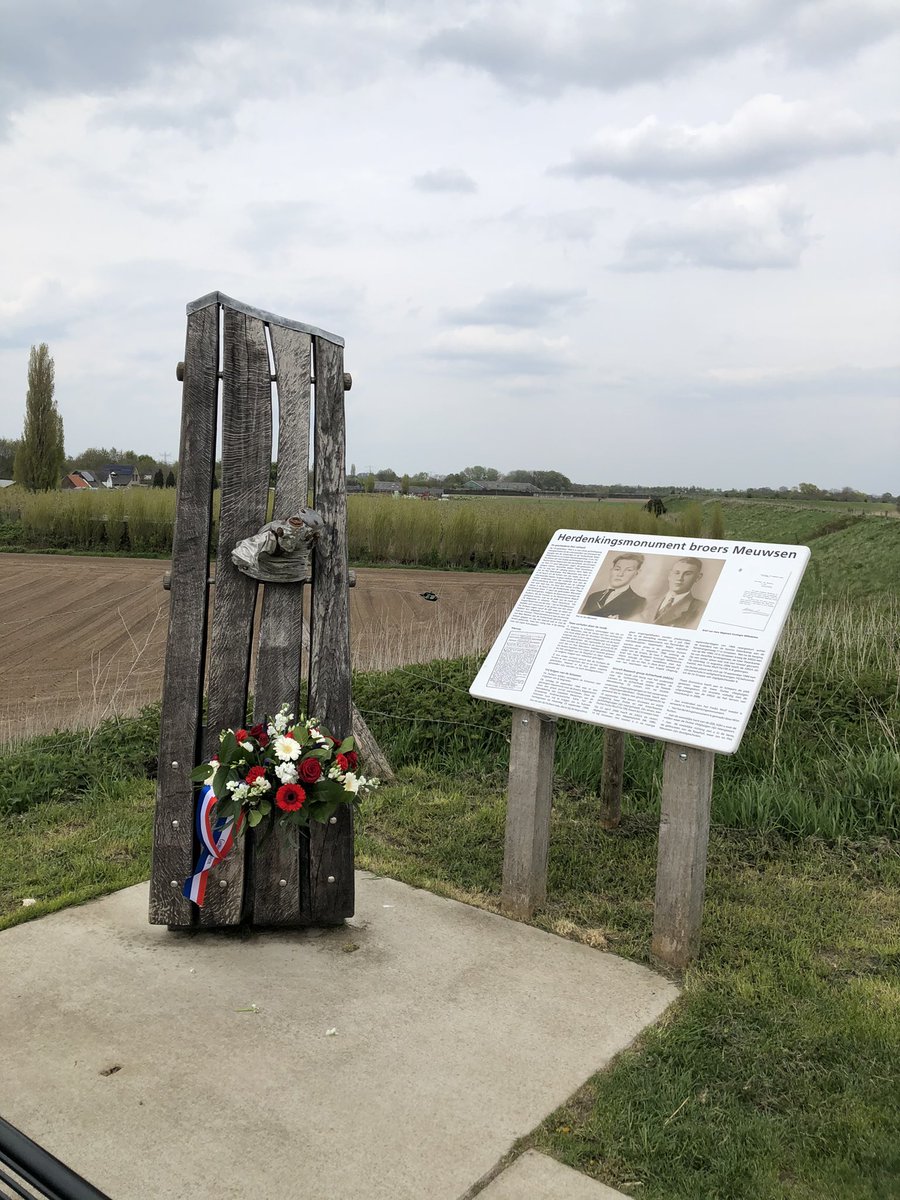 Burgemeester en kinderburgemeester <a href="/GemeenteDuiven/">Gemeente Duiven</a> <a href="/regiodeliemers/">De Liemers (DLHG)</a> legden een krans bij het monument voor de broers Meuwsen #LestWeForget