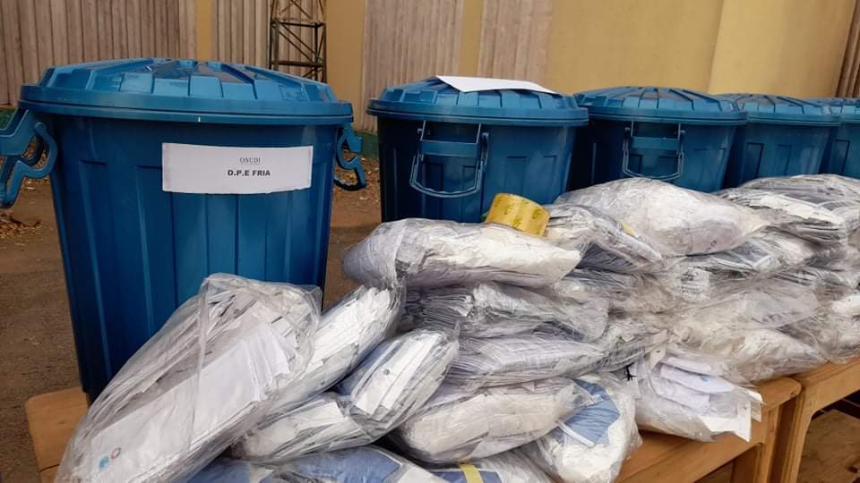 agir_le's tweet photo. Etape Fria ce 3 mai 2021 en présence du Prefet.
Cette campagne de risposte contre la Covid-19 est  financée par le fonds du Secrétaire Général de l'ONU et mise en oeuvre par l'ONUDI.  action est pilotée par antenne locale de AGIR-DEV.
@ONUDIGuinee
@UNIDO_Guinea https://t.co/J1RJlQwZVP