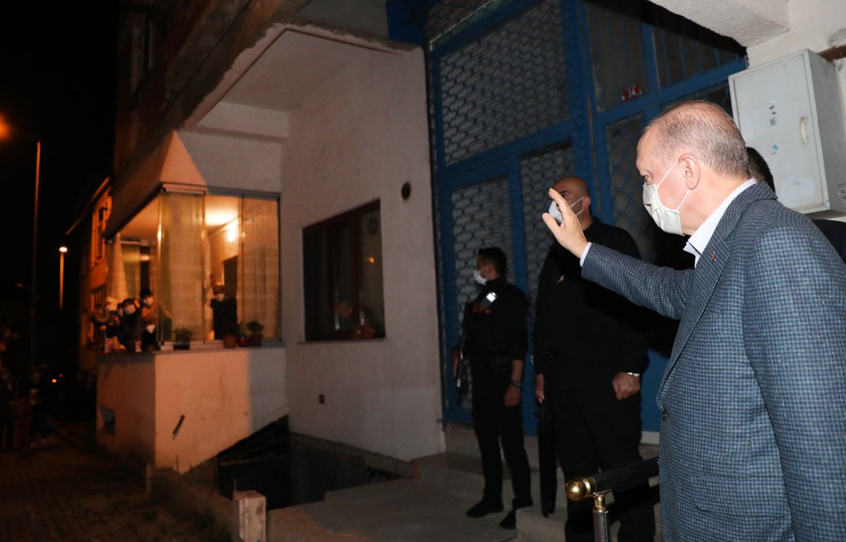 TurkiyeUrdu_'s tweet image. صدر رجب طیب ایردوان نے استنبول میں بزرگ خاتون ماہ روز کالیش کے دولت کدہ پر حاضری دی۔ صدر ایردوان کو اپنے درمیان پا کر اہل خانہ نے خوشی کا اظہار کیا