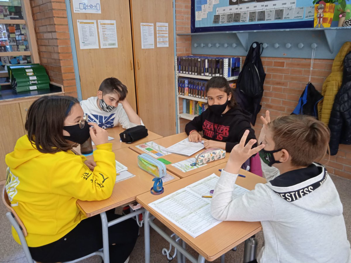 CamidelCros's tweet image. En aquestes fotos podeu veure com treballem la mesura i la geometria als grups interactius a la classe de 5èB amb la col-laboració Programa #Poefa
@centresenlinia, @CdaXarxa