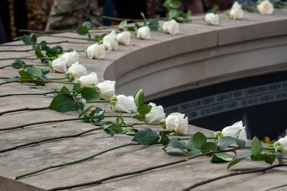 SyracuseU's tweet photo. Honoring the 35 students lost in the bombing of Pan Am Flight 103, #SyracuseU has chosen the 2021-22 Remembrance Scholars 🕊

Meet this year's group: https://t.co/nJwm10Gw8t https://t.co/EiLUViYd9k