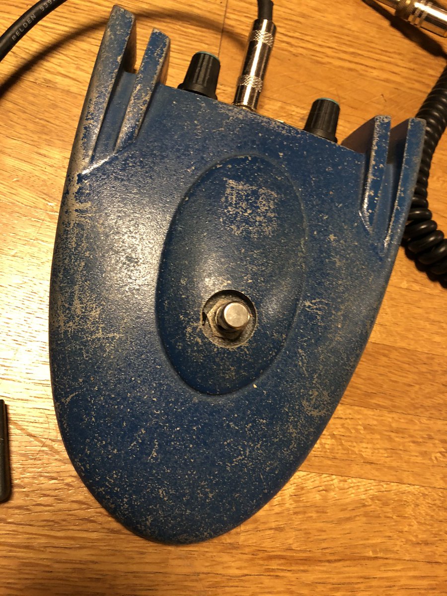 C1967V's tweet photo. ウチの最古参のペダル。
もう入手して30年は経つかな。
なかなか手強く、使いこなせるようになったのはここ10年ほど。
#rogarmayer
#classicfuzz https://t.co/QCJ7Mhtxte