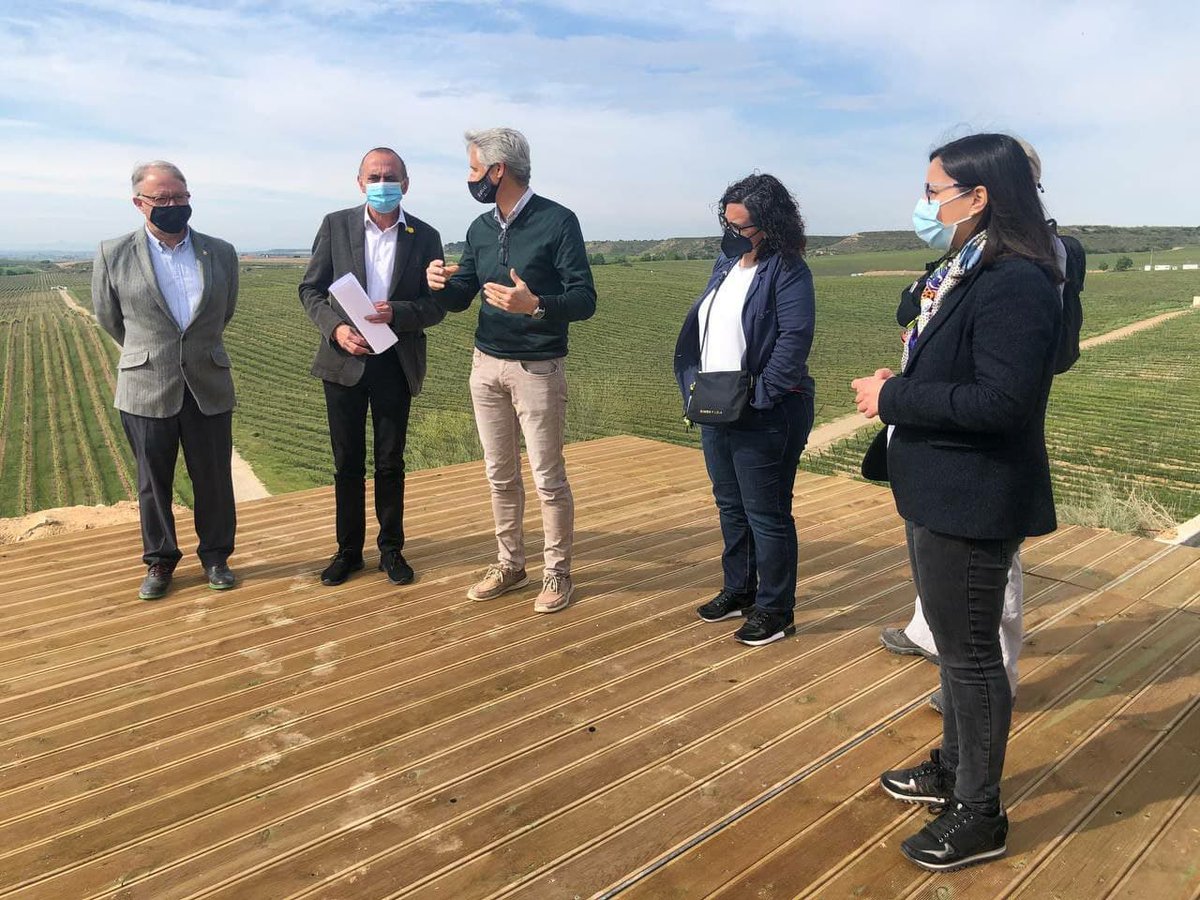 paerialleida's tweet photo. 🍇🌾@RaimatVinos i @Inno4Agro impulsen un projecte de parc de natura i rutes turístiques per aquesta gran finca vinícola @AjRaimat 

🔛@MiquelPueyo ha visitat avui el celler i ha destacat la importància de divulgar el patrimoni de #Lleida 

Més info👉🏽https://t.co/iqbew3KuaR https://t.co/1tn8swuzWJ