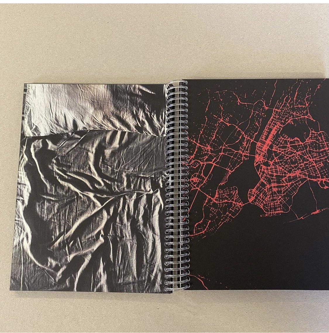 Opdracht van @Finebooks Gespiraleerd met doorzichtig kunststof spiraal binding. Boek is voorzien van zwart (kleur) op snee #kleuropsnee #spiraleren