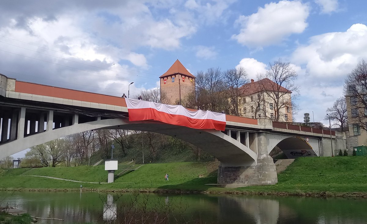 Blisko 20 metrowa flaga Polski zawisła dzisiaj na moście piastowskim w Oświęcimiu. To wspólna akcja Hufca ZHP Oświęcim i Miasta Oświęcim z okazji Dnia Flagi oraz Święta Konstytucji 3 maja! @ZHP_PL @PowiatOsw @FaktyOswiecim @RadioKrakow @TVP3Krakow @PAPinformacje @ipn_krakow