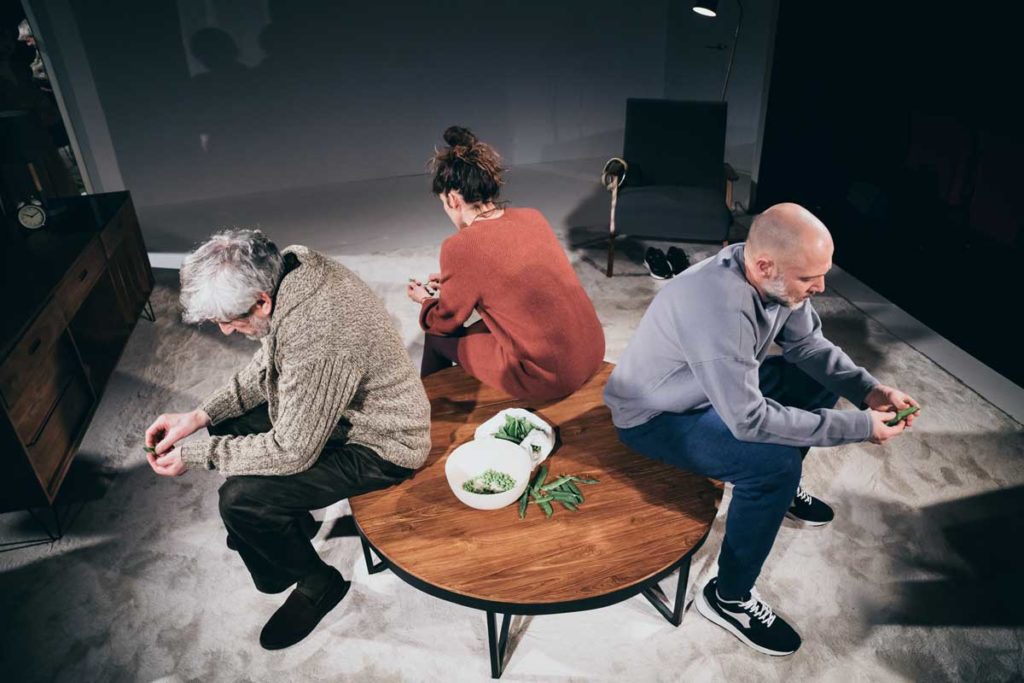 TeatroMAD's tweet photo. VUELVE - La Panadera🎭💻
¿Y si se hiciera público un vídeo de contenido sexual en el que apareces?
@galileo_teatro recupera este espectáculo firmado por @SandraFerrus que propone una reflexión sobre las redes, la exposición y los juicios sociales 👉https://t.co/Sa4PxvjYdF https://t.co/OkEnvPzdCQ