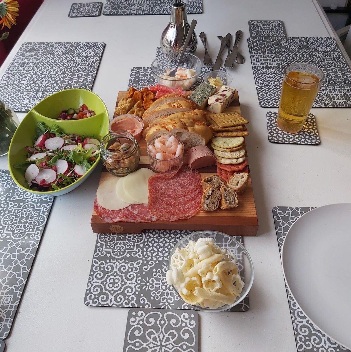 finally got round to putting my pics on of the AMAZING platter I won from <a href="/SCENEgineering/">SCENEgineering</a>
Made good use of it serving tapas ❤️
The platter is so well made, robust, perfect, such excellent craftsmanship!
Would recommend.
Ty so much xx