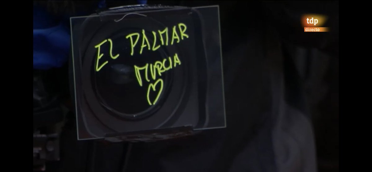 Así firma Carlos Alcaraz en su primera victoria en un Máster 1000. 

El miércoles cumple 18 años y ha decidido celebrarlo con Rafa Nadal en la pista central de la caja mágica. #MutuaMadridOpen