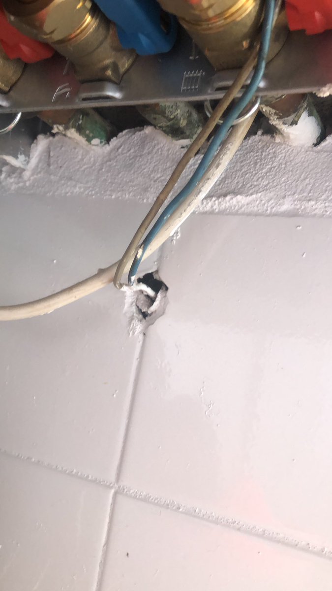 MamenAngulo's tweet photo. @Allianz_es @marisa_bol @Allianz_atiende Llevo 5 años con ustedes y solo he recibido disgustos, les muestro como  arreglan las cosas en las fotos. Cosa que les envié y como el oye llover.
Y este año me hacen una subida excesiva en mi fra de casi 100 euros sin dar ni un solo parte y sin explicación. Será una equivocación https://t.co/hwKOBi6UuP