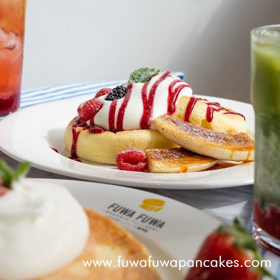 fuwapancakes's tweet photo. Our signature fluffy pancake. With caramelized bananas, fresh raspberries and chocolate lava. Finished with a drizzle of house-made raspberry sauce😍
@fuwapancakes #torontoeats #blogto #torontofood #letseattoronto #eatlocaltoronto #torontodesserts
 #torontopatio #fluffypancakes https://t.co/KTxlewTDdX