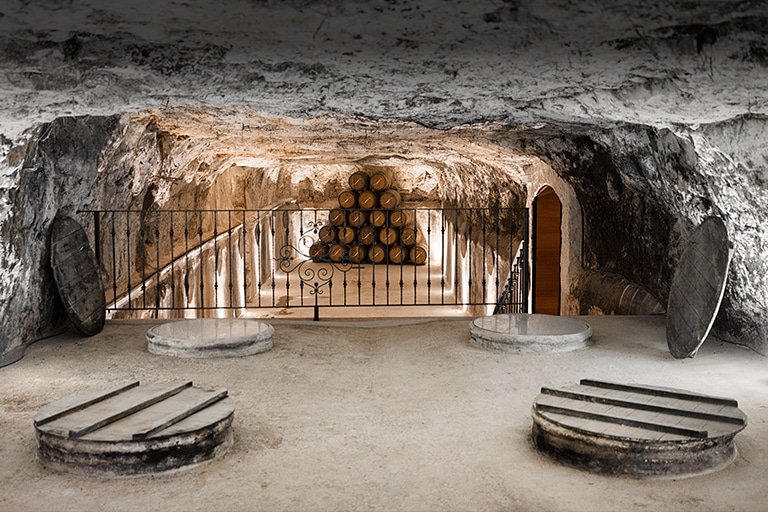 En el centro de Valdepeñas se encuentra la antigua Bodega Navarro López. Fundada en 1904 queremos dar la oportunidad de descubrir los orígenes vinateros y los secretos de la vinicultura más tradicional a través de una ruta por el pasado.
guiaauthorwine.com/comunidad-del-…