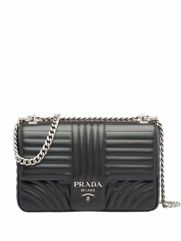 Fundada em Milão em 1913, Prada subiu à proeminência internacional com a sua coleção de bolsas de nylon nos anos 80. Desde então, a maison tem desenvolvido algumas das bolsas mais cobiçados na indústria da moda.