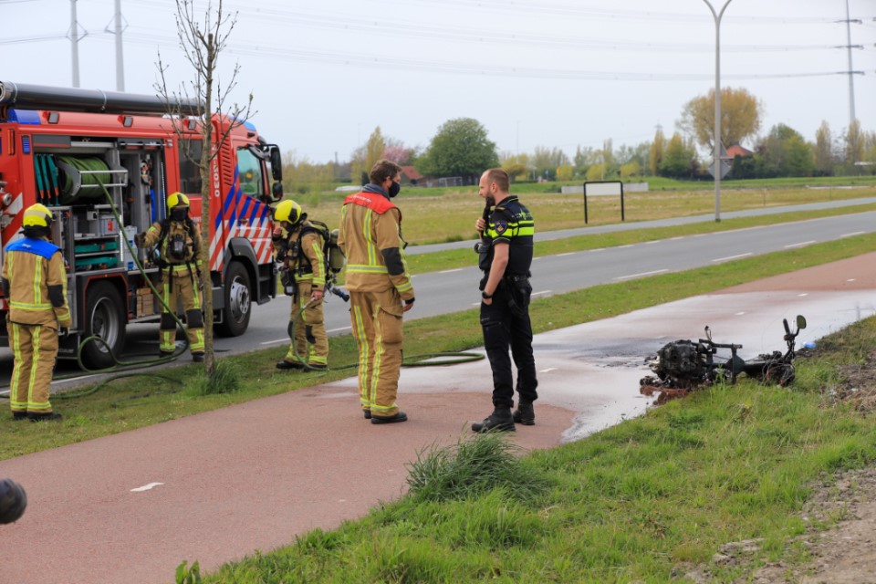 Snorscooter langs de weg uitgebrand..