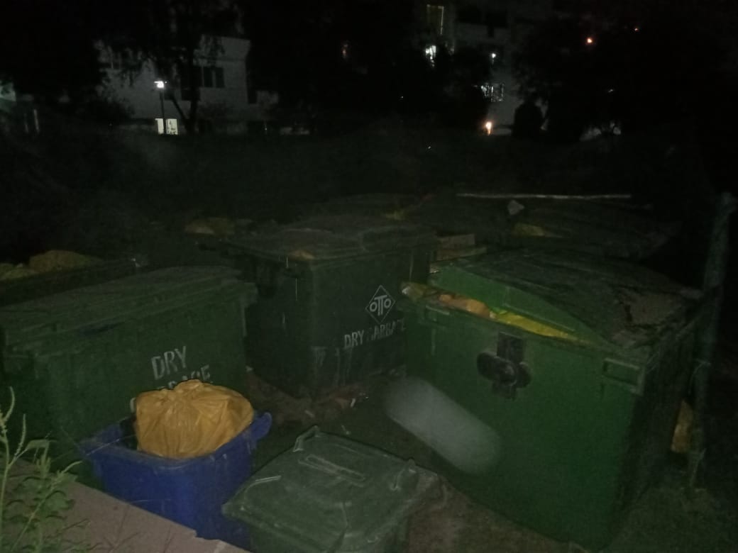 Sarangsapra's tweet photo. @talvinder @DC_Gurugram @Dist_Admin_Ggm @AmitKhatriIAS @MunCorpGurugram @svanildas These are a few more pictures as at 09:46 PM no action is taken. 
@DC_Gurugram 
@MunCorpGurugram 

Urgent intervention is required from you. We are already a containment zone, this is not acceptable. https://t.co/hy1wmJWQxo