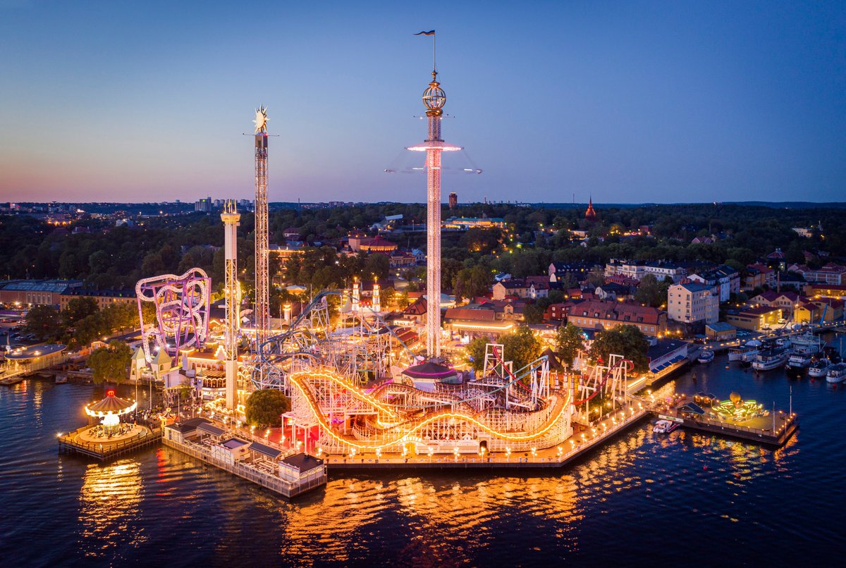 Almost that time of year when the sounds of <a href="/GronaLund/">Gröna Lund</a> fill the air on #Djurgården. You can feel the energy of Stockholm's beloved amusement park in the photo, and it makes us wish we were there on an evening like this enjoying it.
kollashop.com/print/sommarkv…
#stockholm #grönalund