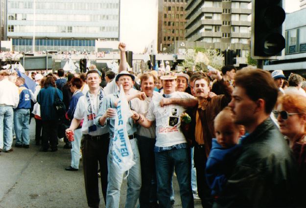 Nursing a massive hangover, we joined the masses in Leeds City Centre #OnThisDay 1992, after hounding the team at their VIP bash at Mr Craig's half dozen of us dossed at a flat in Little London & were awake in time to celebrate #lufc's title (again!). Never seen so many fans!...