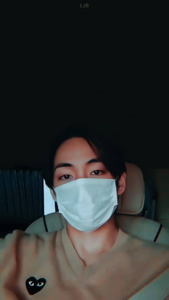 dynn_hy's tweet photo. Social distancing😷🇮🇩🔛 🇰🇷
#ARMYSelcaDay #arsd #bts #v #taehyung https://t.co/IFuRNaX8OV