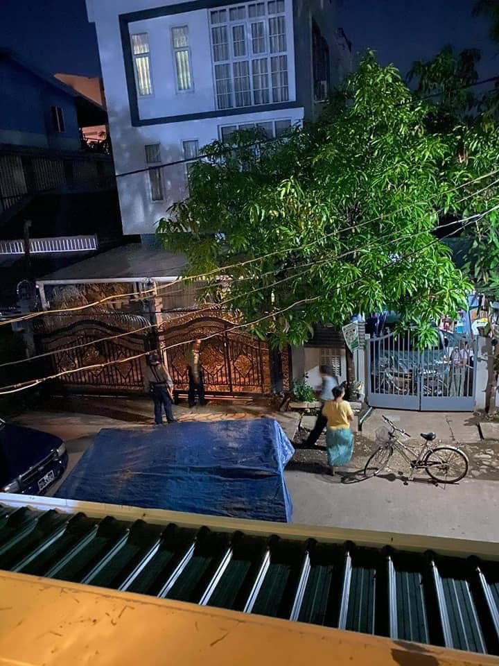 Terrorists were seen raiding the houses by breaking the door locks in ward(6), KoneBaung 10th street, South Okkalapa tsp, Yangon around 7 pm.

#May3Coup
#WhatsHappeningInMyanmar