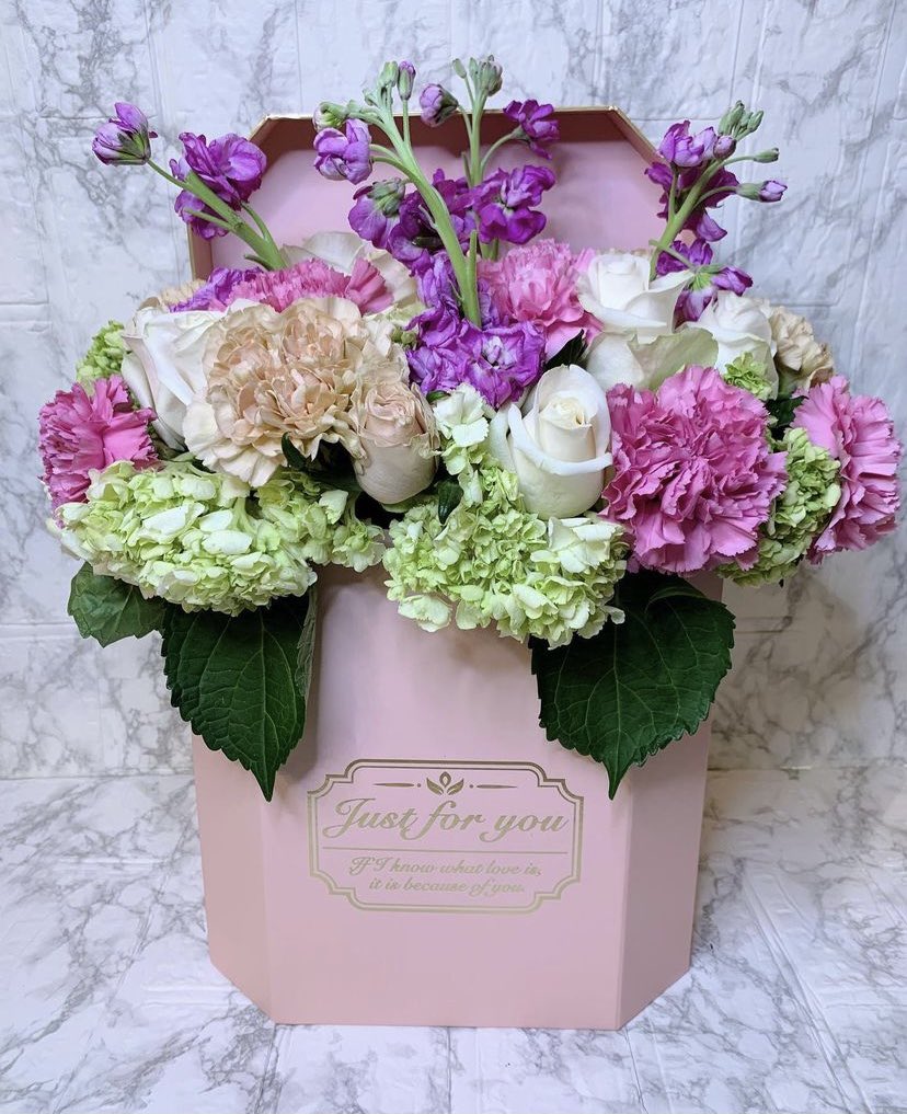 don’t forget to order some cute arrangements for all the important women in your life 🥺👉🏼👈🏼 @coflowerss on ig