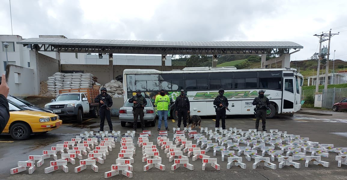 PoliciaEcuador's tweet photo. NO AL CONTRABANDO ||

Operativos ejecutados en #Carchi, permitieron la incautación de varias unidades de cigarrillos, mercadería que no tenía documentación de respaldo.

#DirFronteras
#ServirYProteger https://t.co/BIN085lnsY
