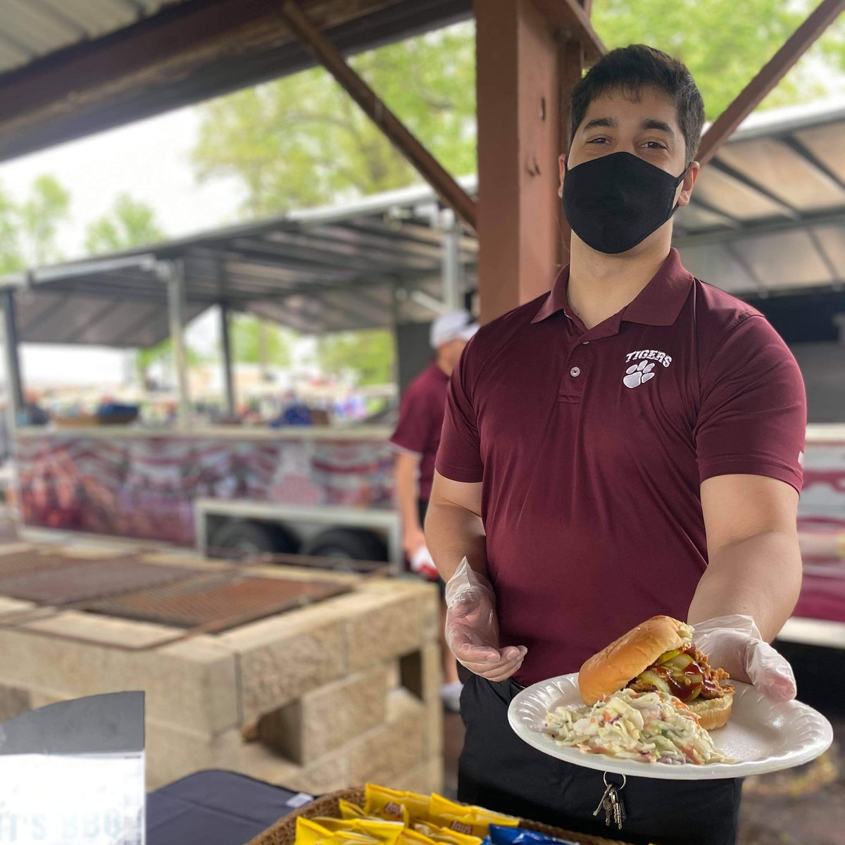 CU_dining's tweet photo. We have had such a good time serving at the Big Maroon Golf Outing!  The Tiger Tailgating Trailer was serving up BBQ pulled chicken sandwiches, fresh made coleslaw and chips! #weareCU #tigertailgatingtrailer #bigmaroon https://t.co/WyjU9O7pdf
