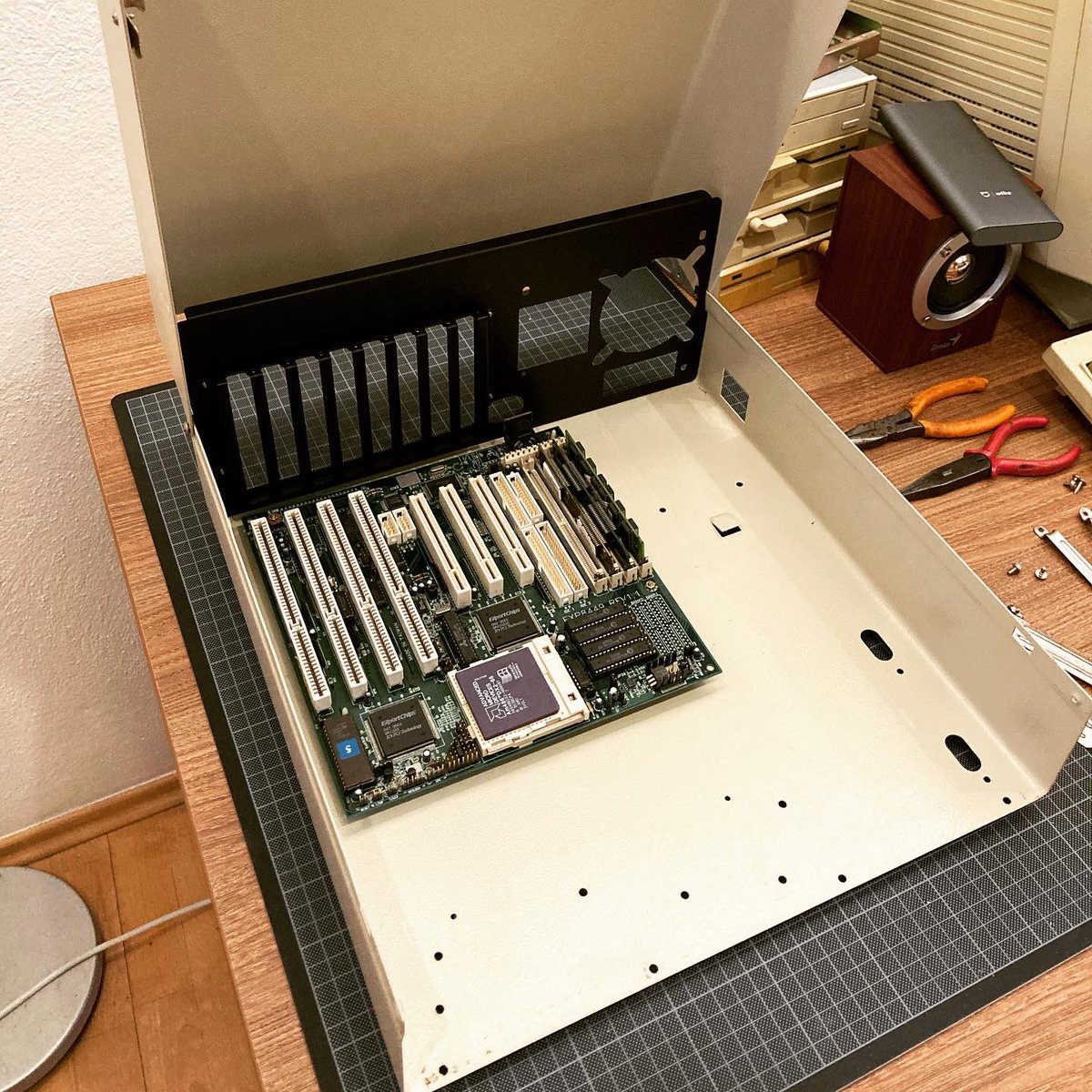 danitucek's tweet photo. Feels like its 1994 and I am assembling my 66 MHz Am486-DX2 machine...
#amd #486dx2 #vintagepc #MSDOS https://t.co/iKVpsx9fX0