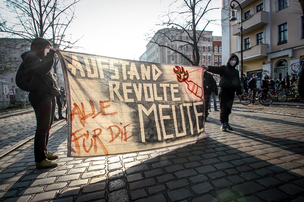 Neues Audio online:

Unsere Live-Berichte zur Räumung der #Kollektivkneipe #Meuterei in #Berlin zum Nachhören:
aradio-berlin.org/meuterei-beric…

Alle kurzen Audios zu einem Gesamtbeitrag gebastelt und mehr.
#MeutereiLebt
@KeineBeute