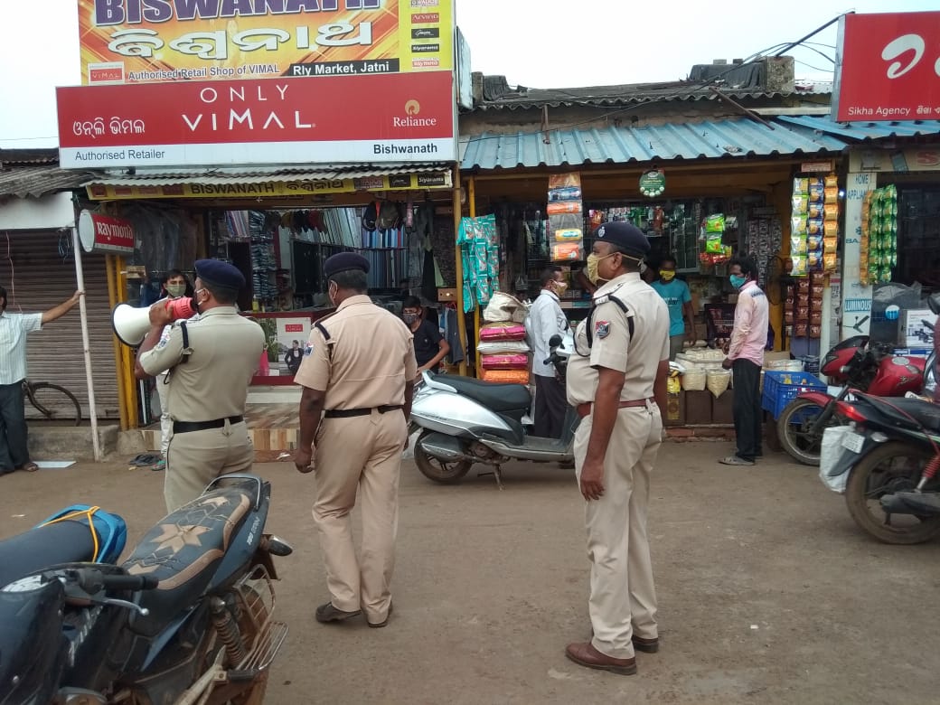 Railway police on job for evacuating the market after details discussion with @adrmkur @Adrmkur1  today from Railway Golai market  to church field .Regards Executive Officer, Jatni Municipality. @DMKhordha @DRMKhurdaRoad  @SRC_Odisha