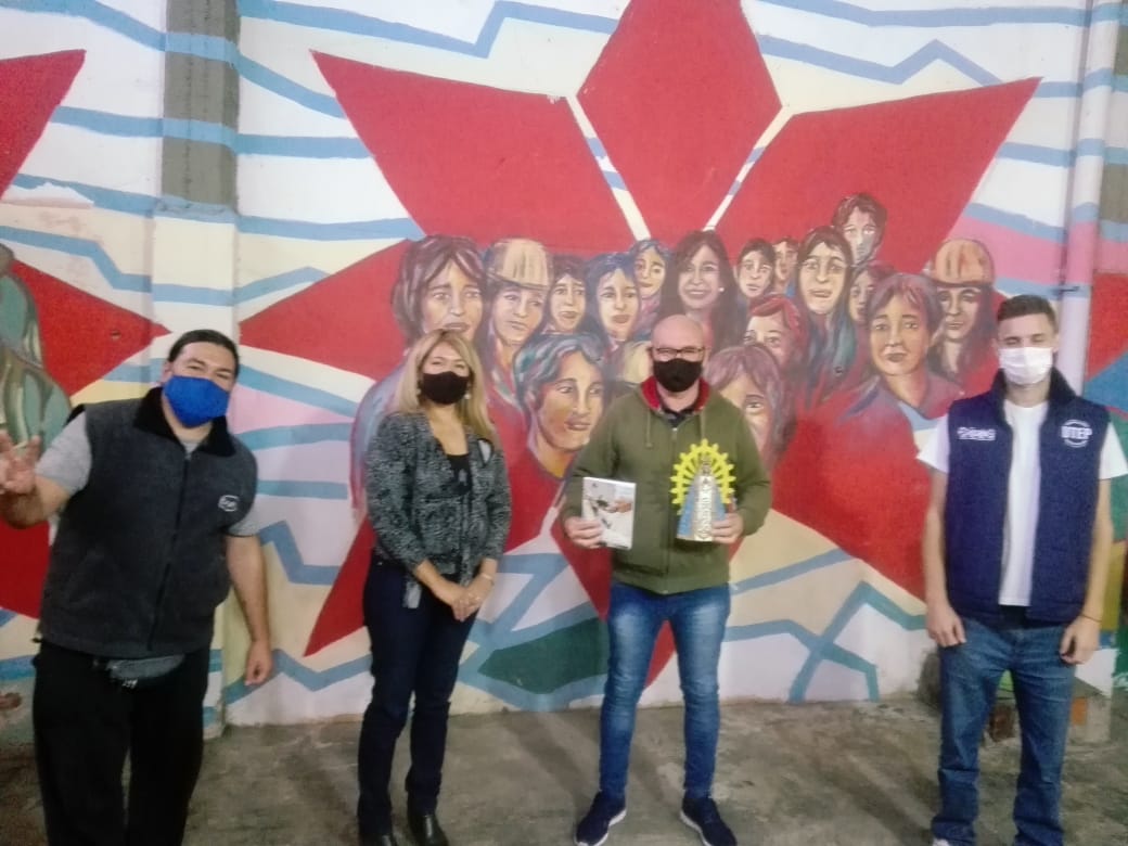 fdeppciabsas's tweet photo. El pasado viernes Lucas Pedro, Secretario de Cultos de la UTEP, visitó a nuestros compañeros del Polo Productivo de #Piñeiro para charlar y acordar trabajos en conjunto con el Movimiento Misioneros de Francisco.  

Agradecemos la visita y la Virgen que nos trajo de regalo. https://t.co/wxy1qBOYed