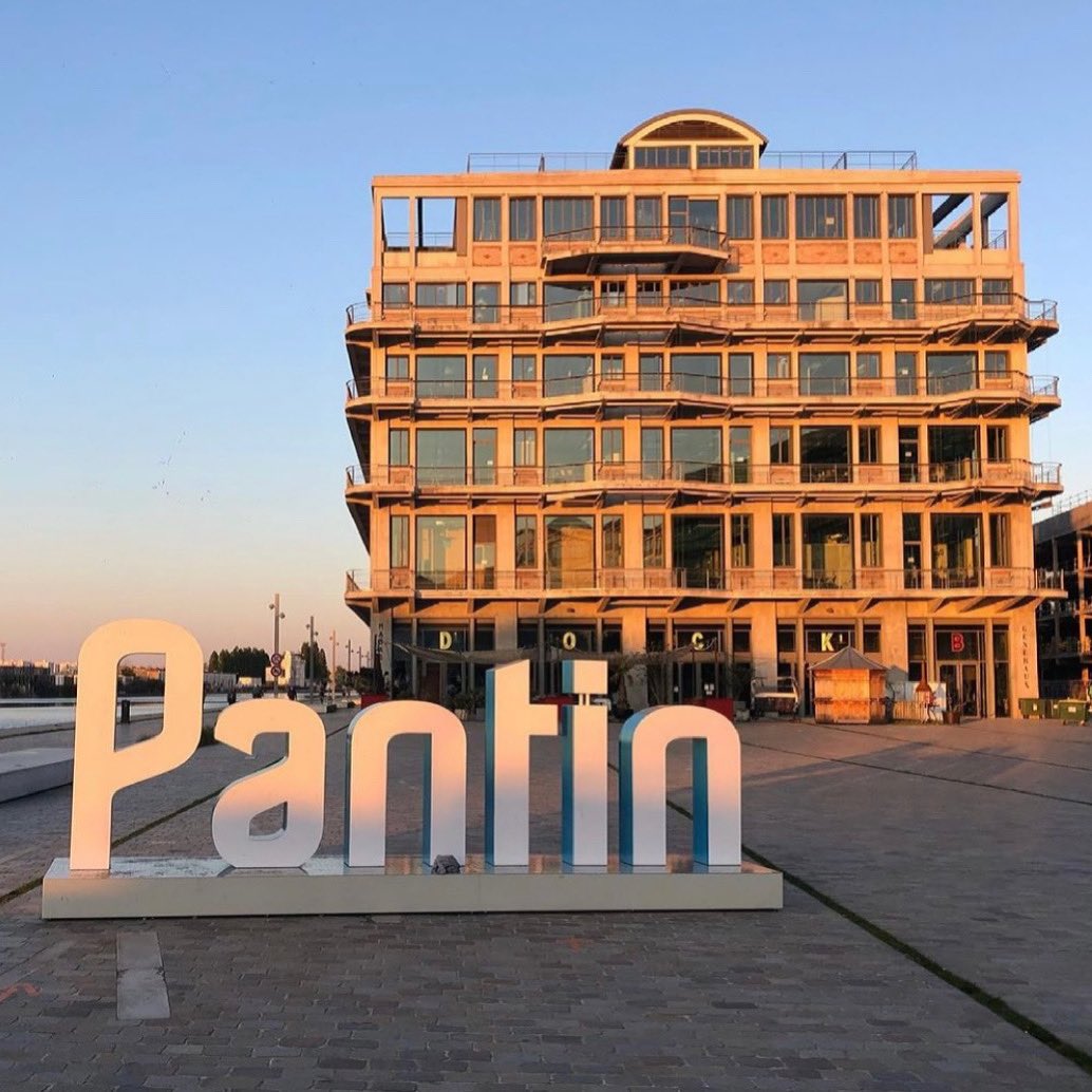 bonjour_pantin's tweet photo. 3 semaines depuis l’installation des lettres capitales PANTIN sur place de la Pointe. Et sans doute plusieurs milliers de photos prises 😅
Avec notre filtre Facebook vous pouvez déplacer ces lettres sur toutes vos photos de Pantin : https://t.co/QsExQr5Wmz https://t.co/2GeJvnPCDX