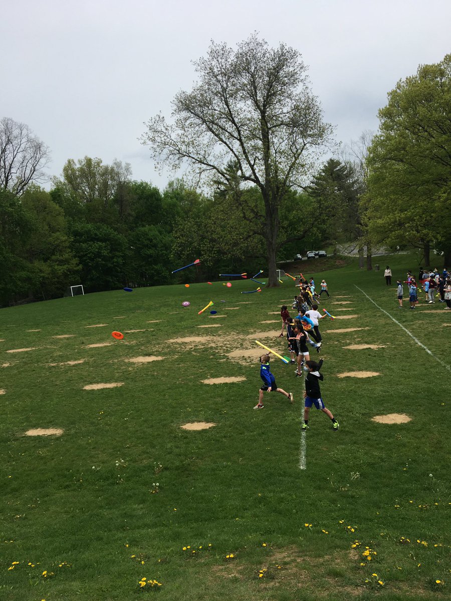 DGPE9's tweet photo. Grip it and rip it! Some future track stars!  @CCSD_HPE @GreeleySports https://t.co/D8k8fkxFS9