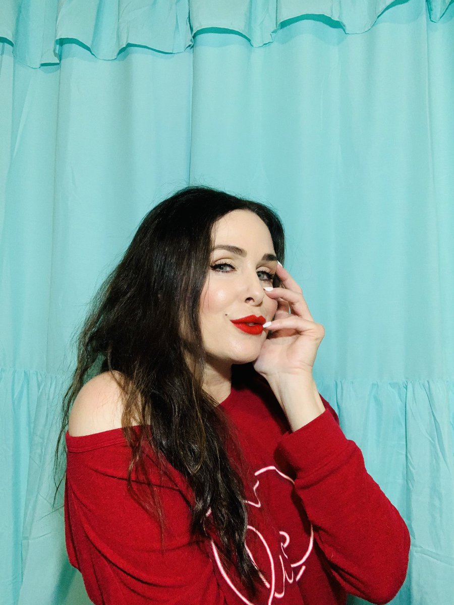 DanielleBisutti's tweet image. ‘Twas just a late night 💋 to all of the #WitchHexela fans and red lipped @MACcosmetics #RubyWoo ladies. (You know who you are ❤️❣️)