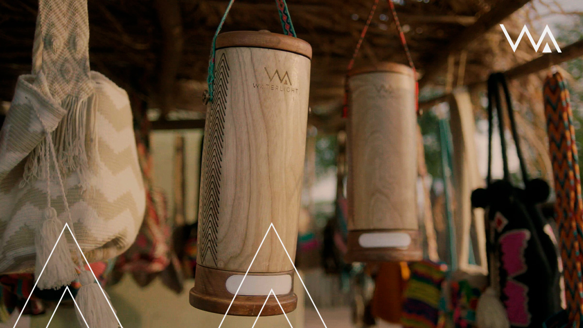 Aunque el árido desierto de La Guajira carece de conexión a la red eléctrica, la tribu Wayúu tiene acceso a la batería más abundante del mundo: el mar. Un recurso al que ahora le sacarán más provecho con #WaterLight. 

Únete tú también a la revolución en WaterLight.com.co