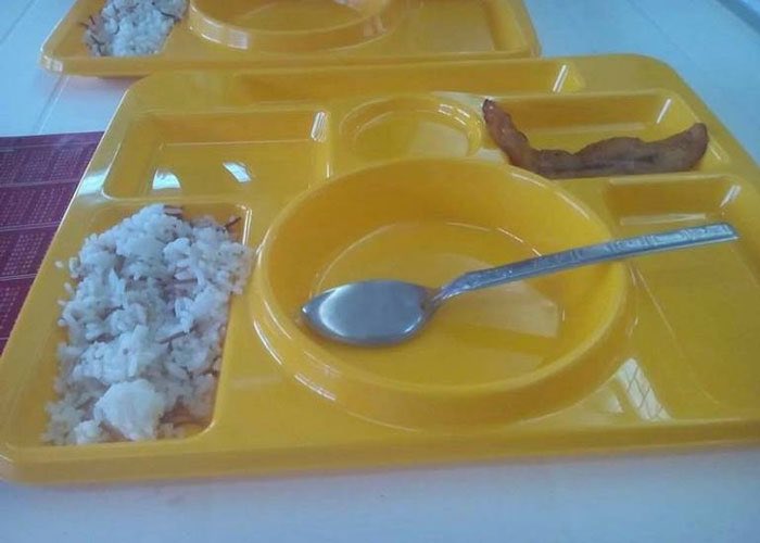 isabellagomez_g's tweet photo. Vandalismo es robarse los recursos y que los niños de nuestro país reciban estos miserables platos de comida, la cual probablemente, es la única que comen al día. #SOSColombiaDDHH https://t.co/0FNzXhIcub