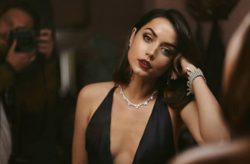 PeutComplet's tweet photo. Sûrement le film qui me donne le plus envie de retourner au cinéma (avec Dune). #AnaDeArmas #NoTimeToDie https://t.co/9pDkJHeiF0